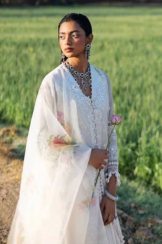 Sana Safinaz Luxury Lawn 2023 - 05A - Image 4