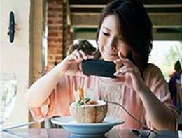 料理がテーブルに
そろうとカシャッ。（インドネシア）