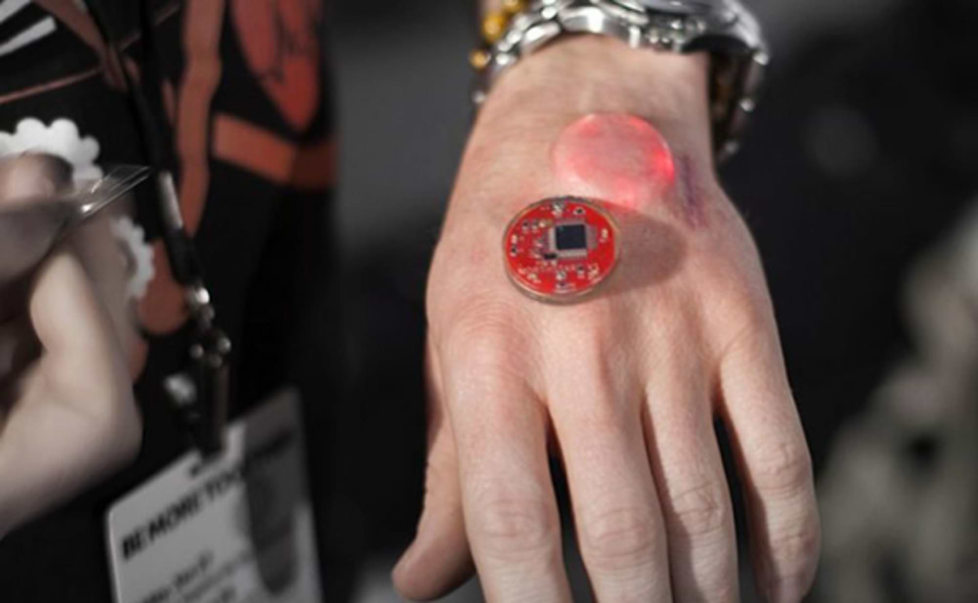 ボディーハッキング：新しい感覚のためのデザイン