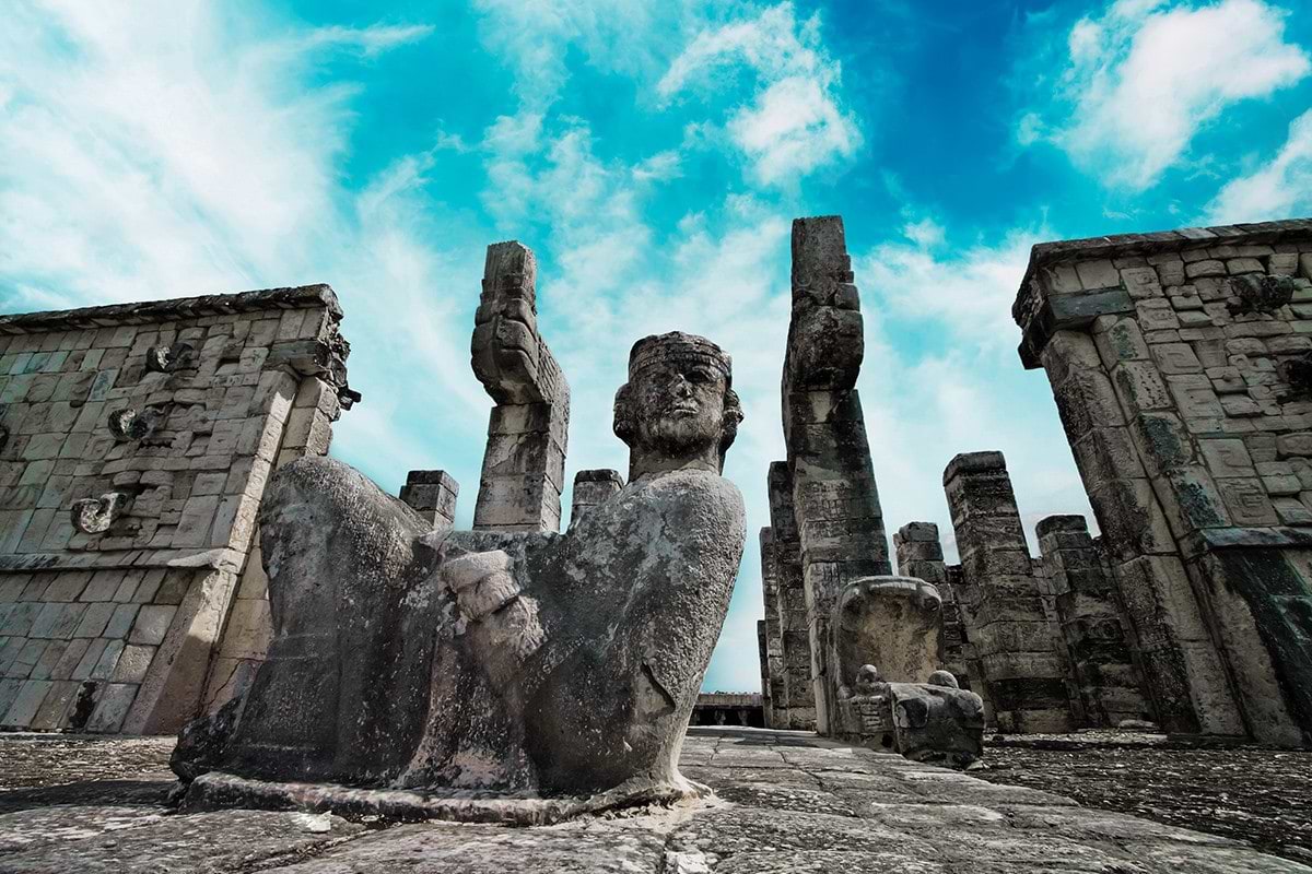 Mayan statue and mayan ruins site