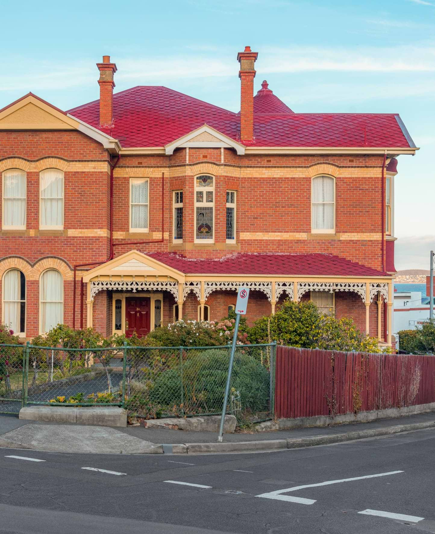 Resilient Pacific Island Holidays - Typical New Zealand House with Garden