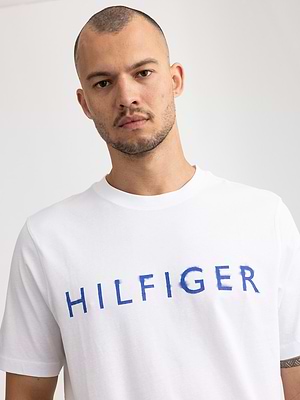 TOMMY HILFIGER white blue big print t shirt חולצה בצבע לבן הדפס הילפיגר כחול בחזית