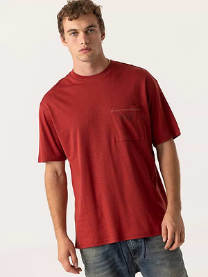 SCOTCH AND SODA red t shirt pocket חולצה בצבע אדום כהה עם כיס בקדמת המוצר (העתק)