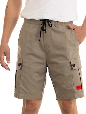 HUGO cargo short pants beige red דגמח קצר בצבע כאמל עם לוגו המותג באדום