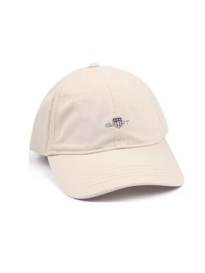 GANT unisex shield cap creamכובע עם רקמה קטנה בחזית בצבע בז' בהיר