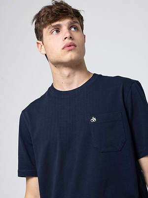 SCOTCH AND SODA blue pocket t shirt חולצה בצבע כחול עם כיס בקדמת המוצר ולוגו צהוב