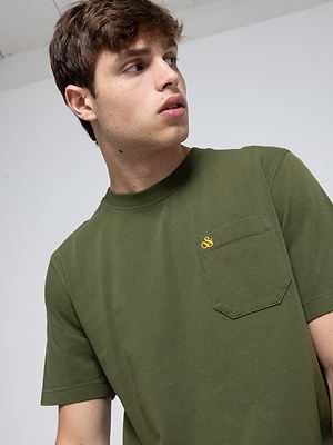 SCOTCH AND SODA green pocket t shirt חולצה בצבע ירוק עם כיס בקדמת המוצר ולוגו צהוב