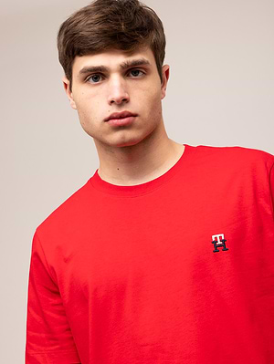 TOMMY HILFGIER t shirt small logo th  חולצה בצבע אדום רקמה קטנה TH
