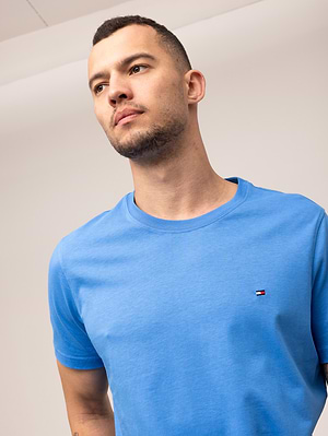 TOMMY HILFIGER basic blue t shirt חולצה בצבע כחול בייסיק עם לוגו קטן
