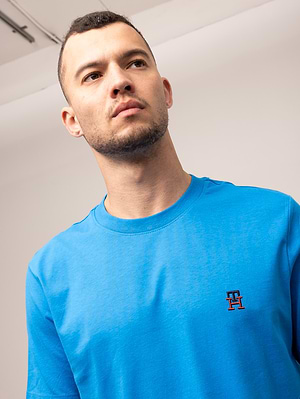 TOMMY HILFIGER small TH shirt חולצה בצבע כחול מרקר עם רקמה קטנה TH