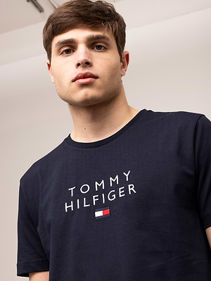 TOMMY HILFIGER navy center logo shirt חולצה בצבע נייבי עם רקמה קטנה בצבע לבן