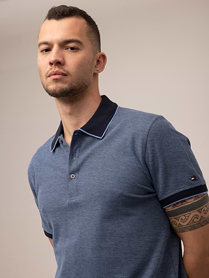 TOMMY HILFIGER polo navy jeans small logo פולו בצבע כחול גינס עם לוגו צידי