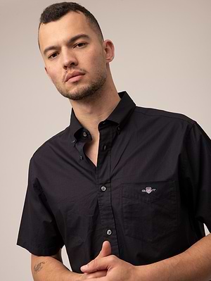 GANT black poplin pocket regular fit short sleeve חולצה מכופתרת שרוול קצר בצבע שחור