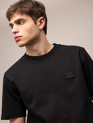 BOSS black t shrit small logo חולצה בצבע שחור לוגו מתכת מרצרייז