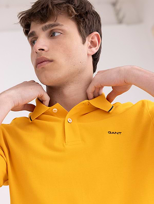 GANT polo yellow strip small logo  חולצת פולו בצבע צהוב עם פס בצווארון