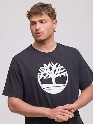 TIMBERLAND black white big logo t shirt חולצה בצבע שחור עם לוגו המותג בחזית בלבן P-19