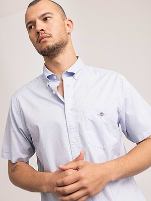 GANT light blue poplin pocket regular fit short sleeve חולצה מכופתרת שרוול קצר בצבע תכלת