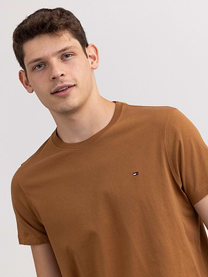 TOMMY HILFIGER basic brown t shirt חולצת בייסיק בצבע חום כאמל לוגו קטן בצד