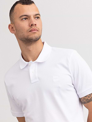BOSS polo white חולצת פולו בצבע לבן עם לוגו ריבוע