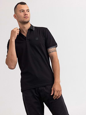 BOSS polo black חולצת פולו בצבע שחור עם לוגו ריבוע ופס בצווארון