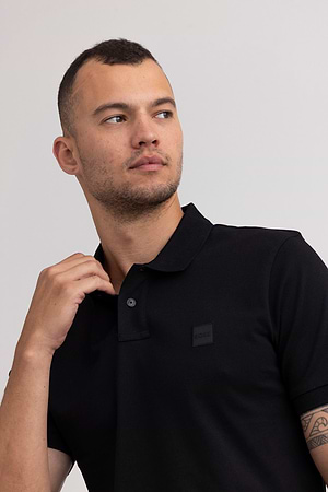 BOSS polo black חולצת פולו בצבע שחור עם לוגו ריבוע