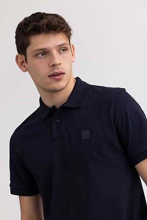 BOSS polo navy חולצת פולו בצבע כחול נייבי עם לוגו ריבוע
