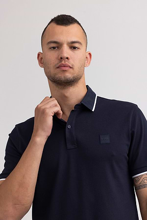 BOSS polo navy blue חולצת פולו בצבע נייבי עם לוגו ריבוע ופס בצווארון