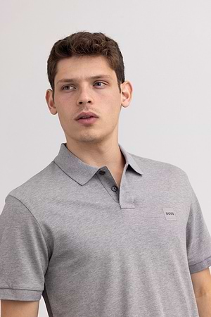 BOSS polo light gray חולצת פולו בצבע אפור בהיר עם לוגו ריבוע