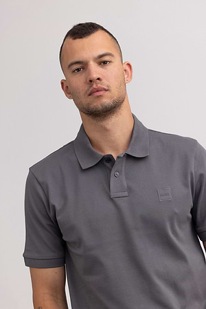 BOSS polo dark gray חולצת פולו בצבע אפור בטון עם לוגו ריבוע - s
