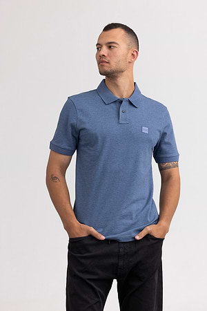BOSS polo blue jeans חולצת פולו בצבע ג'ינס עם לוגו ריבוע