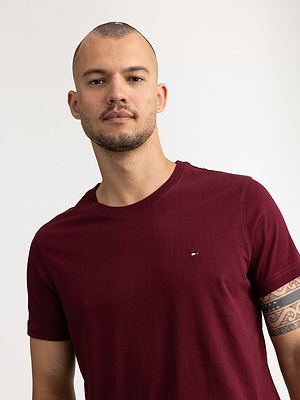 TOMMY HILFIGER basic bourduex t shirt חולצת בייסיק בצבע בורדו עם לוגו קטן בצד (EXTRA SLIM) - L