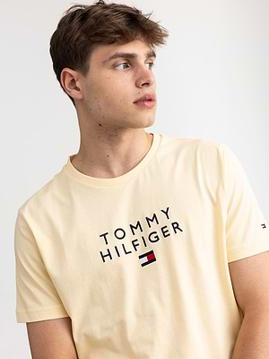 TOMMY HILFIGER light yellow center logo t shirt חולצה בצבע צהוב עדין עם רקמת המותג בחזית - M