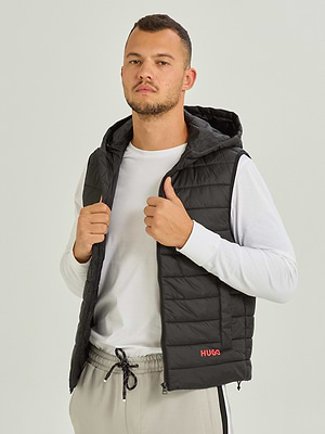 HUGO black vest ווסט שכפץ בצבע שחור כובע לוגו למטה הוגו