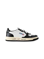 נעלי הספורט של AUTRY aulm sg16 מדליסט נמוך גבר עז מוצק מטאוריט שחור ולבן עם לוגו צדדי, עם "GAME SET MATCH!" על הסוליה האמצעית. יש לו סוליה כהה ושרוכים לבנים.