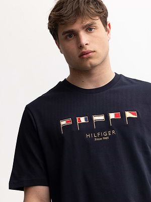 TOMMY HILFIGER navy flags t shirt חולצה בצבע נייבי עם רקמות דגלים בחזית