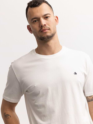 SCOTCH AND SODA white logo חולצה בצבע לבן לוגו קטן בצד