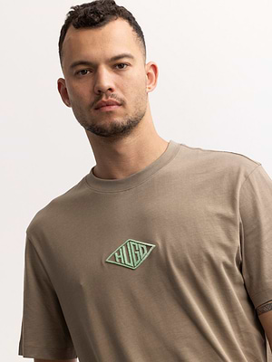 HUGO beige t shirt  חולצה בצבע בז' עם לוגו פרווה בחזית