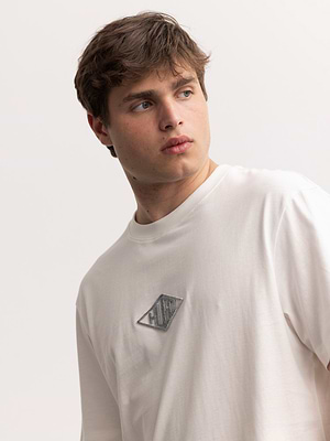 HUGO white t shirt print חולצה בצבע לבן עם פרווה בחזית המוצר ובגב