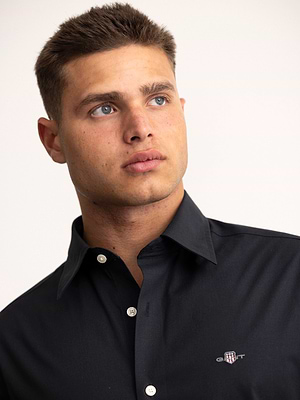 GANT slim strech poplin מכופתרת בצבע שחור לוגו קטן בצד