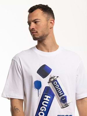 HUGO BLUE white big logo חולצה בצבע לבן הדפס גרפיטי בחזית המוצר