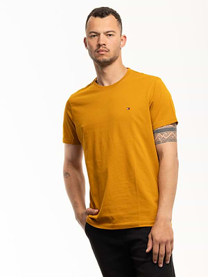 TOMMY HILFIGER mustard basic t shirt חולצת בייסיק בצבע חרדל עם לוגו המותג צידי (EXTRA SLIM )