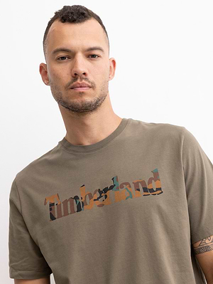 TIMBERLAND green black t shirt חולצה בצבע ירוק עם כתב המותג בחזית קומופלש P-47