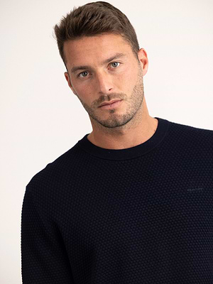 GANT textured cotton marino c-neck סריג עם לוגו קטן טון על טון בצבע נייבי