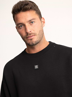 HUGO sweatshirt mercerised black center logo סווטשירט מרצרייז בצבע שחור עם לוגו מטאל במרכז