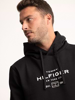 TOMMY HILFIGER hoodie black white big logo קפוצון בצבע שחור עם לוגו בצבע לבן בחזית המוצר - L