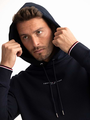 TOMMY HILFIGER navy small center logo hoodie קפוצון בצבע נייבי עם שם המותג בקטן בחזית - S