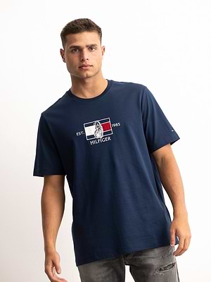 TOMMY HILFIGER t shirt navyחולצה שרוול קצר עם הדפס משולב רקמה בחזית בצבע נייבי
