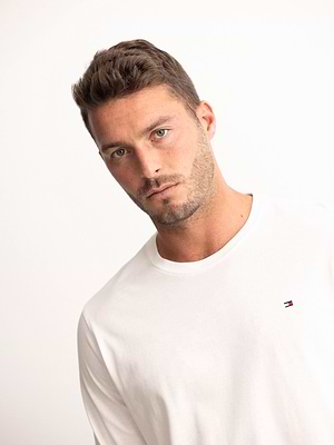 TOMMY HILFIGER logo sleeve t shirt long sleeve חולצה ארוכה בצבע קרם עם לוגו קטן צידי - M