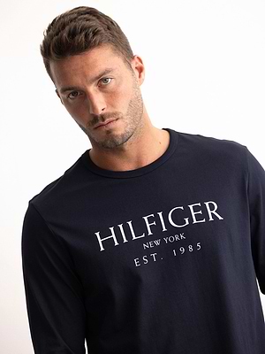TOMMY HILFIGER logo sleeve t shirt long sleeve חולצה ארוכה בצבע נייבי עם הדפס בחזית המוצר