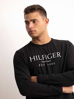 TOMMY HILFIGER logo sleeve t shirt long sleeve חולצה ארוכה בצבע שחור עם הדפס בחזית המוצר